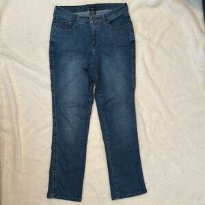 EUC! Women’s KUHL Size 10 Short Jeans! 67% Cotton 31% Polyester 2%Elastane!